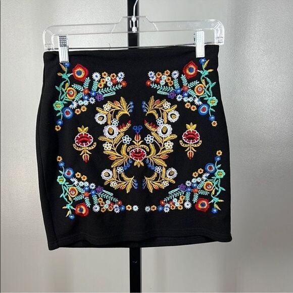 SHEIN Embroidered Black Skirt with Floral Design - Picture 2 of 6
